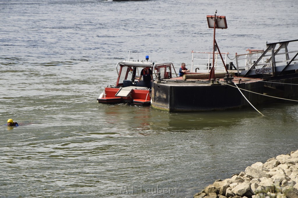 Uebung BF Taucher und Presse Koeln Zoobruecke Rhein P146.JPG - Miklos Laubert